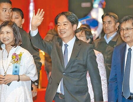 面對憲訴法爭議,外界期盼賴清德總統(中)盡速補提名大法官人選。圖為賴15日出席活動。(王英豪攝)