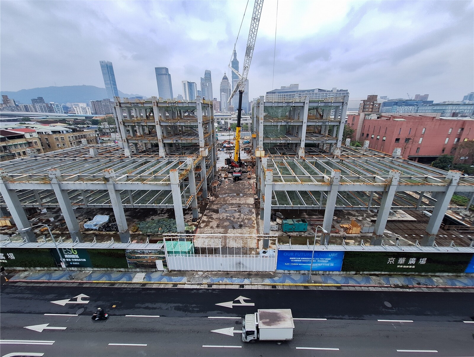 副市長李四川表示，若未來京華城無罪，重新申請回復容獎，市府不會以之前的都市更新更獎勵，而是依照監察院糾正，需回饋70%。記者曾原信／攝影 