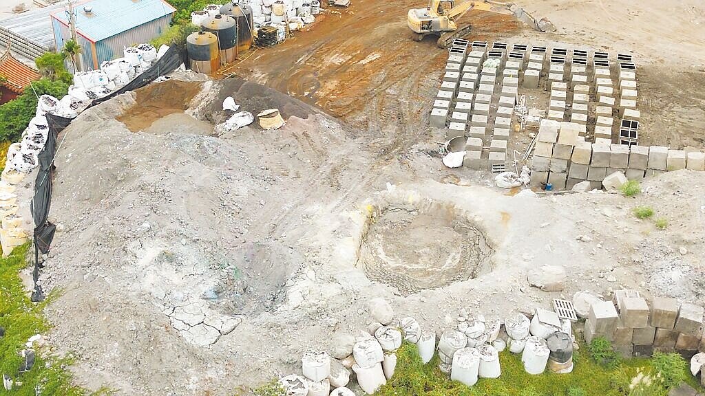 檢警再破獲以合法掩護非法，濫倒或棄置有毒強酸廢液業者，業者承租苗栗苑里私人土地堆置添加廢酸洗液的水泥塊、廢塑膠混合物、廢集塵灰及廢玻璃等事業廢棄物。（保七總隊第三大隊提供）