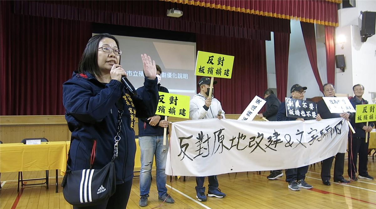 新北市立殯儀館未來何去何從引發討論,有眾多板橋里長號召居民癱瘓板殯優化說明會。板殯所在地新海里的里長宋靜庭感慨反對團體癱瘓說明會,讓議題無法被討論。圖/聯合報記者李成蔭攝影