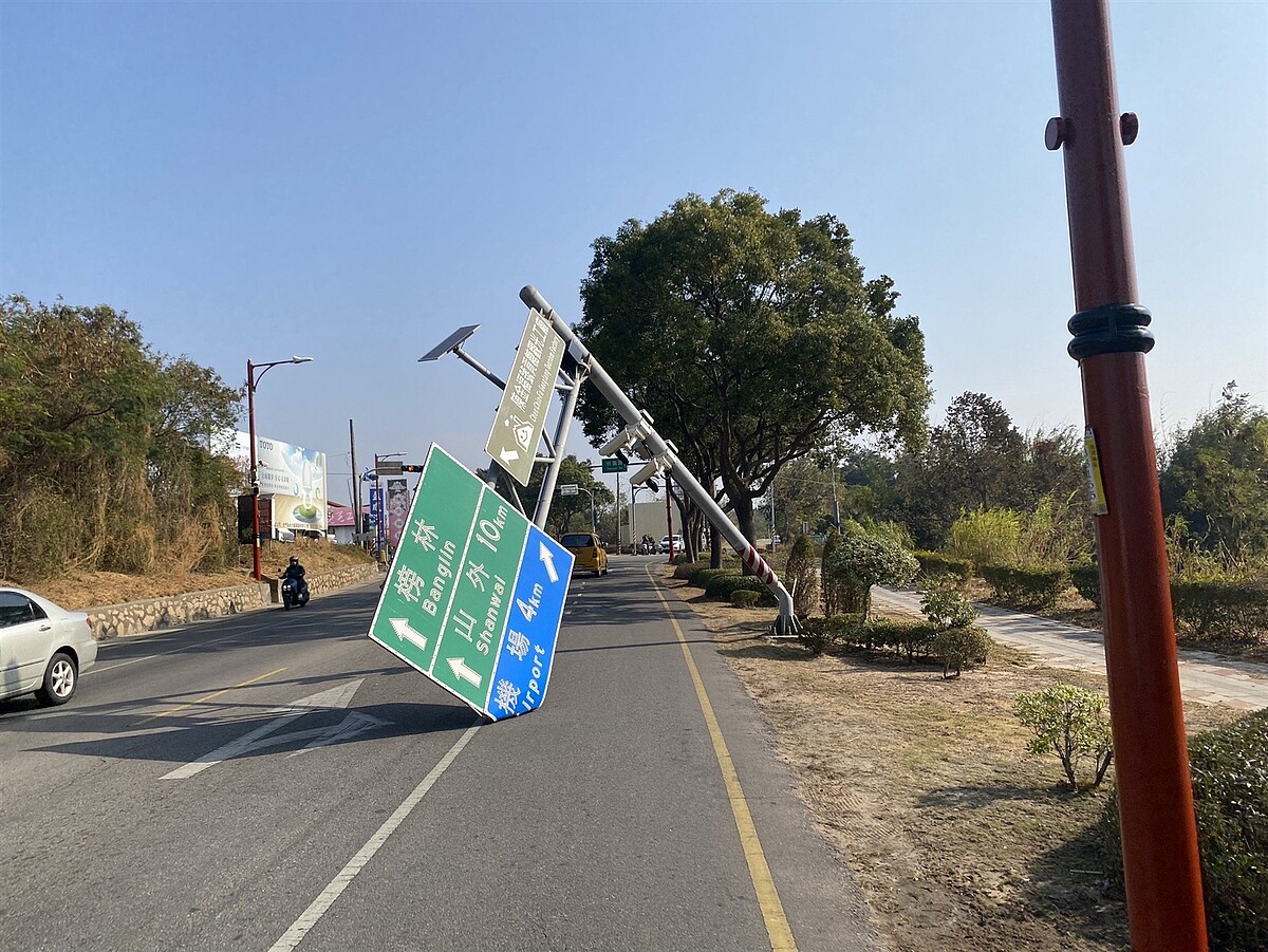 金門縣金城鎮伯玉路1段與桃園路口前大型路名牌指示標誌桿,15日上午10點左右,疑因基座上方柱體長年遭到雨水鏽蝕,不敵強風導致柱體斷裂,重達數百公斤的標誌桿傾倒,佔據半個車道。圖/民眾提供