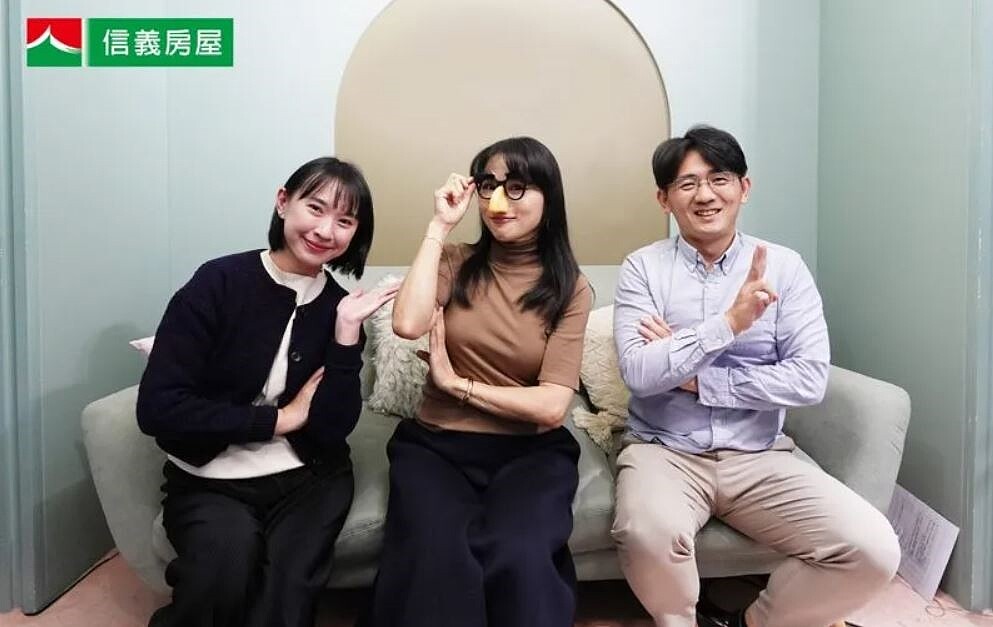 知名內容創作者「宅女小紅」分享十多年前以395萬元購入內湖小套房的經驗,對比當前市況,凸顯年輕人買房困境日益嚴峻;圖中左起買房聽信義節目主持人信義房屋業務企劃部洪子琪、宅女小紅、信義房屋不動產企研室專案經理曾敬德。(圖/信義房屋提供)