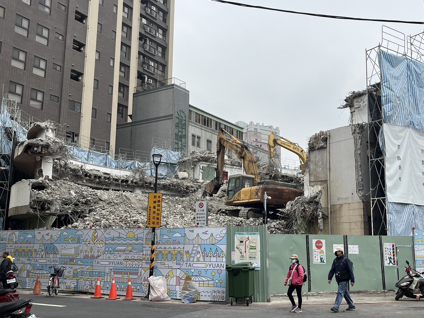 桃園市新民大樓都更基地位於桃園火車站前商圈，屬精華商業區土地，不少都更業者感興趣。記者陳俊智／攝影 