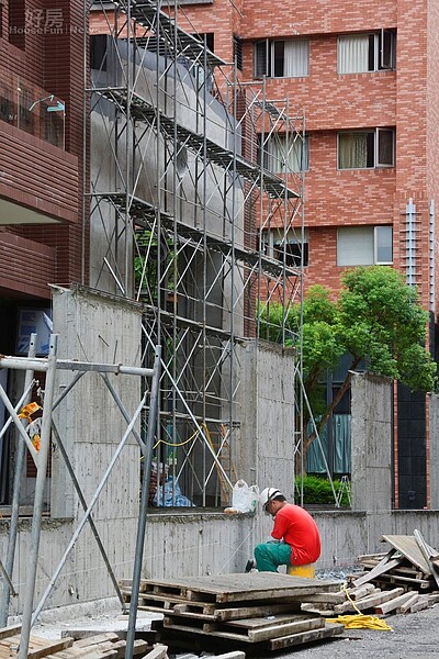 汐止區夢想社區第四期建案,工人施工情境圖,大樓工地。(好房News記者 陳韋帆/攝影)