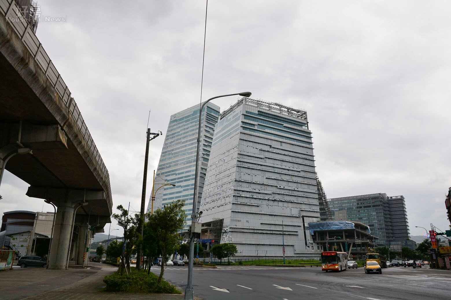 南港軟體園區地上權基地,財政部所有,左為捷運南港軟體園區站,後為中國信託大樓總部,三重路與經貿二路交叉口。(好房News記者 陳韋帆/攝影)