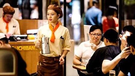 企業瞄準年後轉職潮提前卡位,1月標註「年後上班」的工作機會數已達2.2萬個,其中餐飲住宿業缺人最多。圖∕本報資料照片