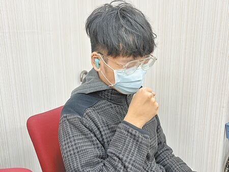 
秋冬是呼吸道感染的高峰期，流感、新冠等呼吸道病毒危機四伏，醫師呼籲民眾盡速接種疫苗。（李念庭攝）
