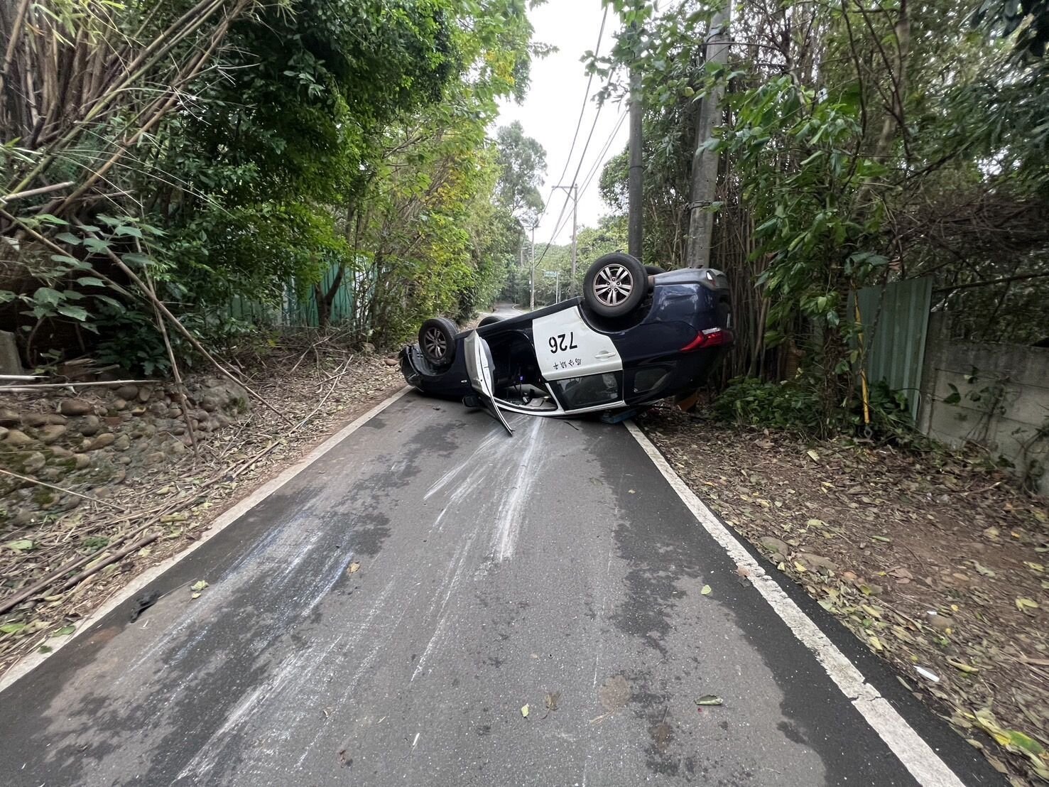 嫌犯竟拒檢逃逸，甚至駕車衝撞警車，導致巡邏車翻覆。圖：讀者提供