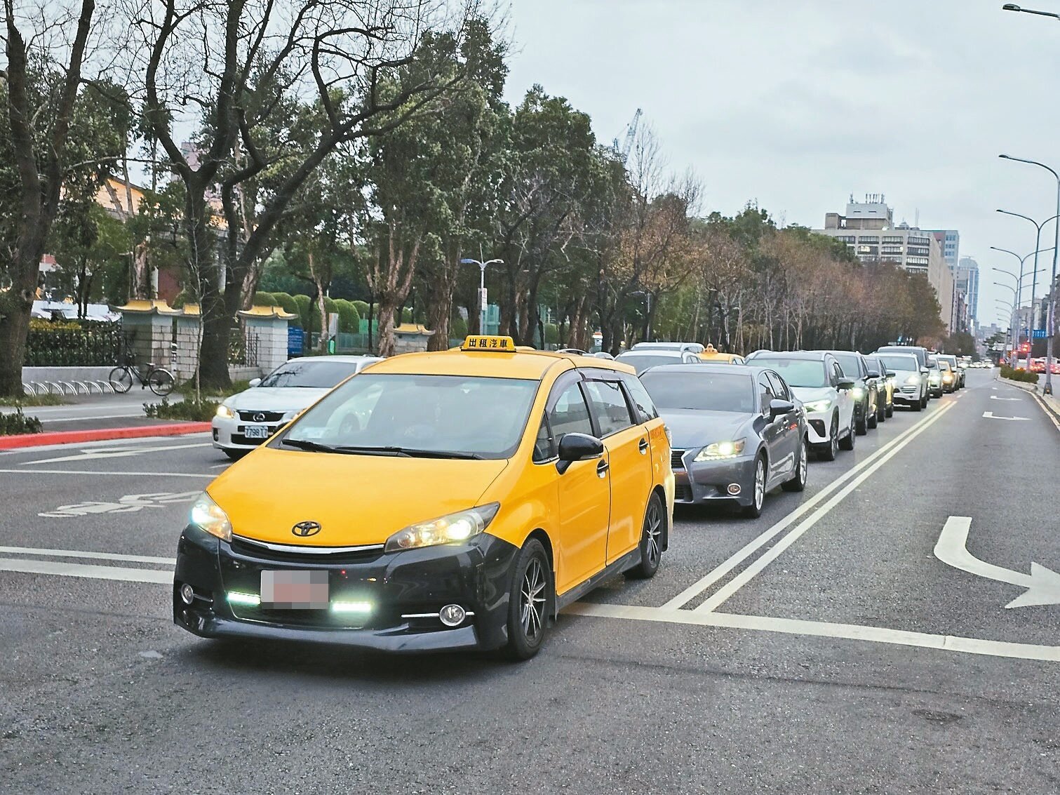 今年春節連假，北市交通局祭出多項春節交通疏運措施，包含調整停車費率、計程車實施春節運價加收30元等。記者邱書昱／攝影 