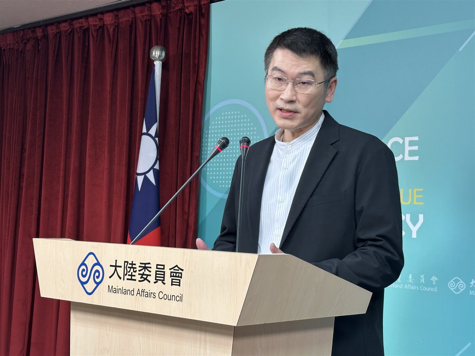 陸委會副主委梁文傑16日表示,中共公安部頒布的「台灣居民定居簽發服務指南」有兩個版本,一般性規定領取大陸身分證要上繳台灣的護照跟身分證,福建則不要求註銷台灣身分,這是在破壞兩岸單一戶籍制度的現狀。記者陳宥菘/攝影