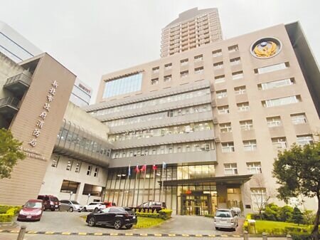 
新北市衛生局擬修正「新北市緊急傷病患救護作業準則」，以利第一線消防救護人員在強制送醫時作為認定參考。圖為新北市消防局外觀。（王揚傑攝）
