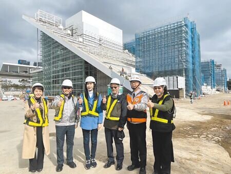 立法院教育及文化委員會16日邀集相關單位會勘桃市美術館工程,針對減項工程追回的經費20.6億元,爭取中央比照原35%比例補助7.2億元。(呂筱蟬攝)