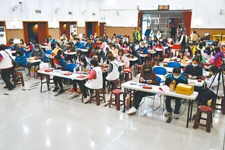 彰化市發放70歲以上長者每人6000元春節敬老禮金大紅包,市公所動員百餘名員工與志工點鈔作業場面壯觀。(葉靜美攝)