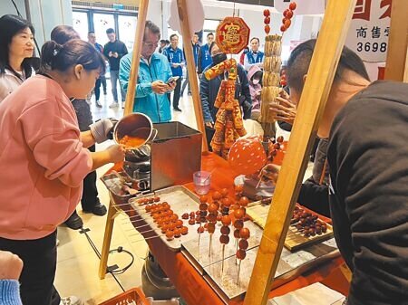 
雲林縣府今年大年初一到初三將在斗南鎮及土庫鎮的「順安宮」試辦古早味過年市集，將有糖葫蘆攤位。（周麗蘭攝）
