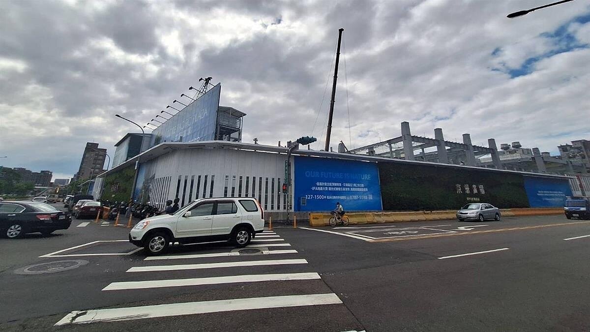 台北市副市長李四川指出,建管處會前已接到鼎越公司函文,願暫緩辦理20%爭議容積獎勵,被外界認定為主動放棄。圖/東森財經新聞張琬聆攝