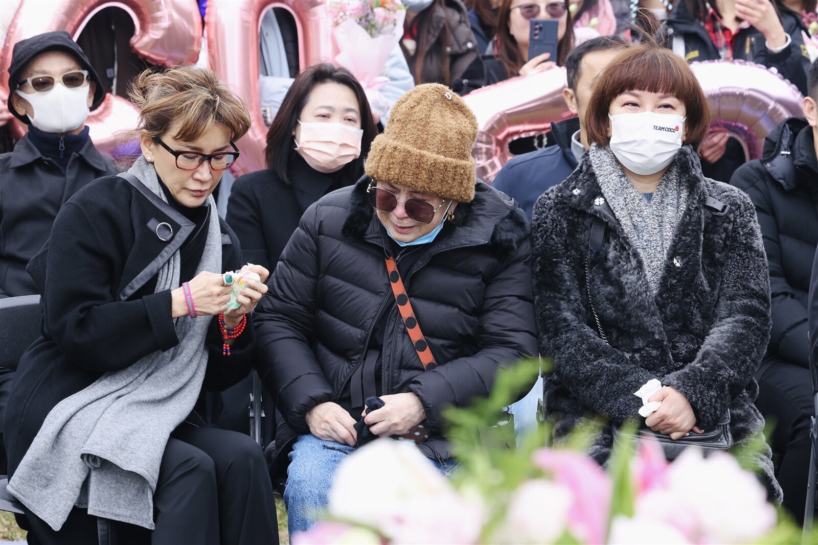 李媽媽（中）大哭，李玟二姐（左）和大姐Carol神情哀傷。記者王聰賢／攝影 