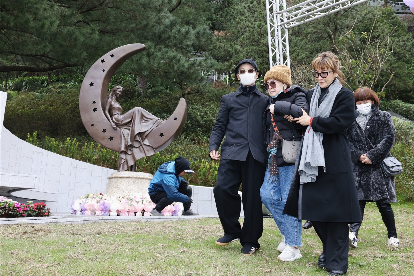 李媽媽哭到需要攙扶。記者王聰賢／攝影 