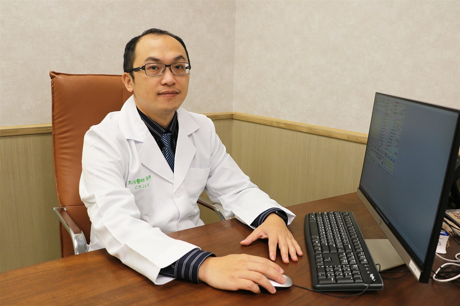 聯新國際醫院家庭醫學科醫師羅錦祥特別提醒,春節飲食建議民眾遵循「定時、定量」的飲食原則,降低腸胃風暴。圖:聯新國際醫院提供