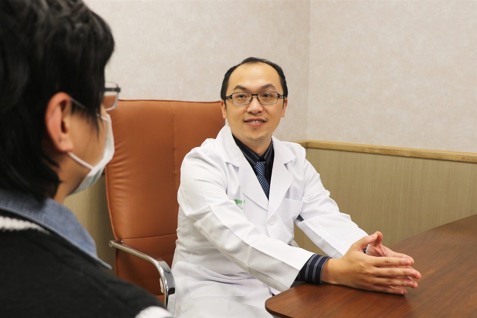 聯新國際醫院家庭醫學科醫師羅錦祥強調「冰箱並非萬能」,建議冷藏食物的保鮮期,應控制在兩天內食用完畢。圖:聯新國際醫院提供