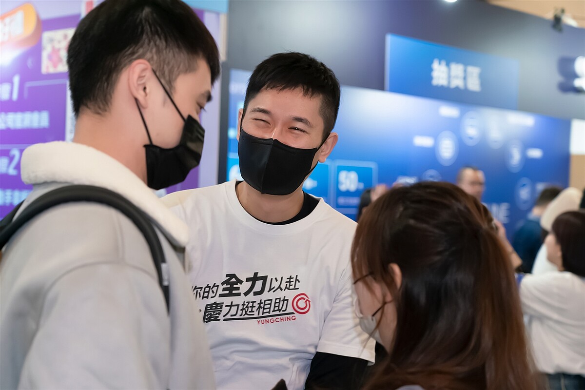 永慶房產集團參與2025 Yourator數位職涯博覽會,永慶數位與資訊團隊的成員也到現場向求職者分享永慶職場特色和優勢。圖/永慶房產集團提供