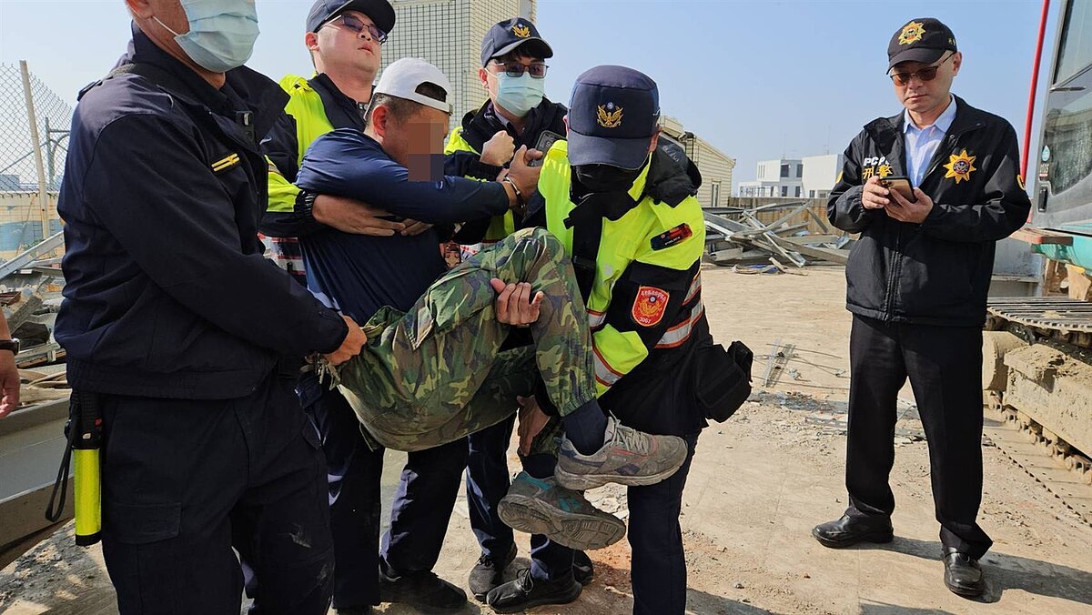 17日上午縣府包商準備作業時，要求醫院陳姓包商撤離遭拒，警方依涉嫌妨礙公務將其上銬抬離現場。圖／縣府提供