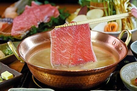 在「黑毛屋本家」品「北海寶石珍味和牛鍋」,可以油花分布均勻細緻的日本A5和牛肩三角為涮料。圖∕姚舜