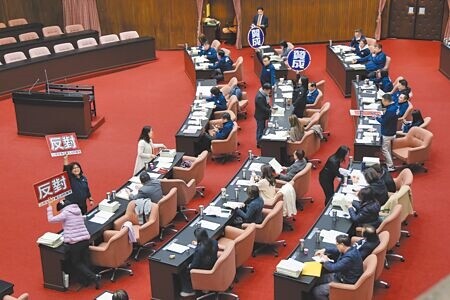 
立法院17日院會處理中央政府總預算案通案項目並進行表決，國民黨、民眾黨以人數優勢通過藍白黨團提案，民進黨團雖高舉「反對」，但仍無力阻擋。（姚志平攝）
