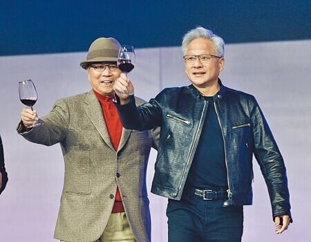 緯創資通尾牙17日舉行,董事長林憲銘(左)邀請輝達執行長黃仁勳(右)出席為員工們加油打氣。圖∕顏謙隆