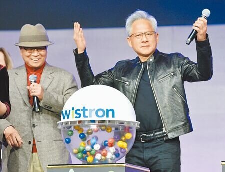 緯創資通尾牙17日舉行,董事長林憲銘(左)邀請輝達執行長黃仁勳(右)出席為同仁們加油打氣。圖∕顏謙隆