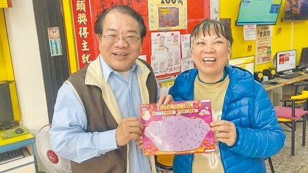 春節前夕民眾瘋樂透,台東市近日有2家彩券行陸續開出大獎,博愛路1家彩券行17日刮出百萬刮刮樂,業者賴萬成(左)表示,店裡已是第8次中大獎。(蔡旻妤攝)