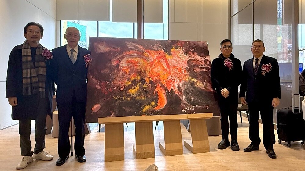 ▼茂德建設「都廳大院」舉辦陳釙贈個人油畫展,前監察院院長錢復(左2)也到場。(圖/東森財經新聞張琬聆攝)