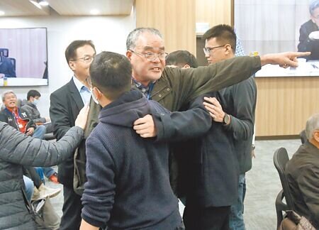 台電規畫在基隆外木山興建第四天然氣接收站,提出「協和發電廠更新改建計畫」,環境部17日召開第六次環評初審會議,旁聽民眾不滿台電的說明,高分貝抗議遭現場工作人員阻止。(趙雙傑攝)