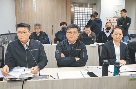 
台電規畫在基隆外木山興建第四天然氣接收站（四接），提出「協和發電廠更新改建計畫」，環境部17日召開第六次環評初審會議，台電董事長曾文生（前中）出席。（趙雙傑攝）
