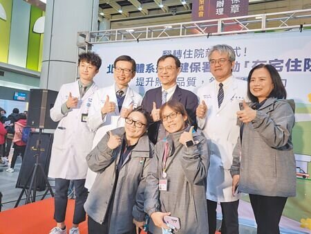 
健保署長石崇良（後排中間）與北醫體系醫療團隊合影，宣導在宅照護計畫。 （林周義攝）
