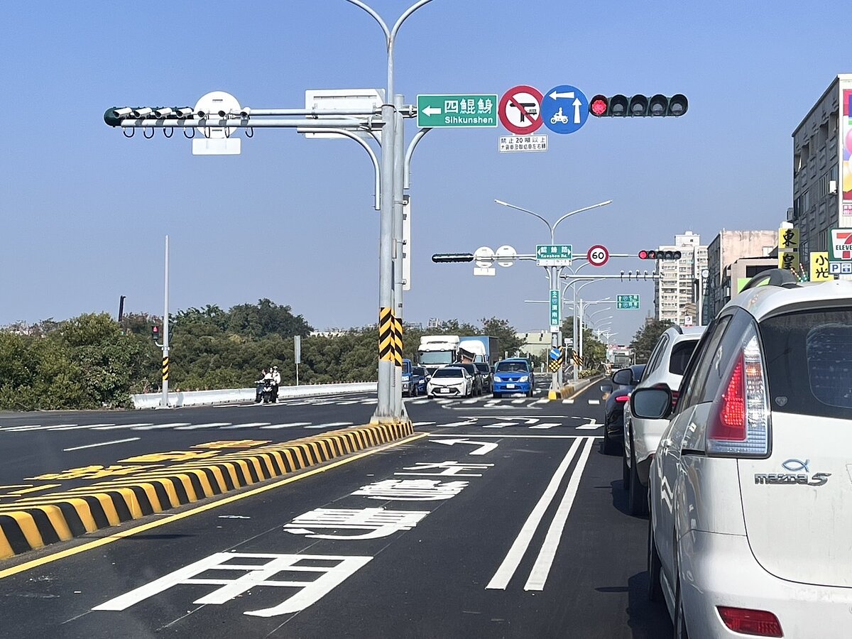 省道台17線在經過台南安平工業區沿線6處路口增加左轉車道,有效紓解車流。記者吳淑玲/攝影