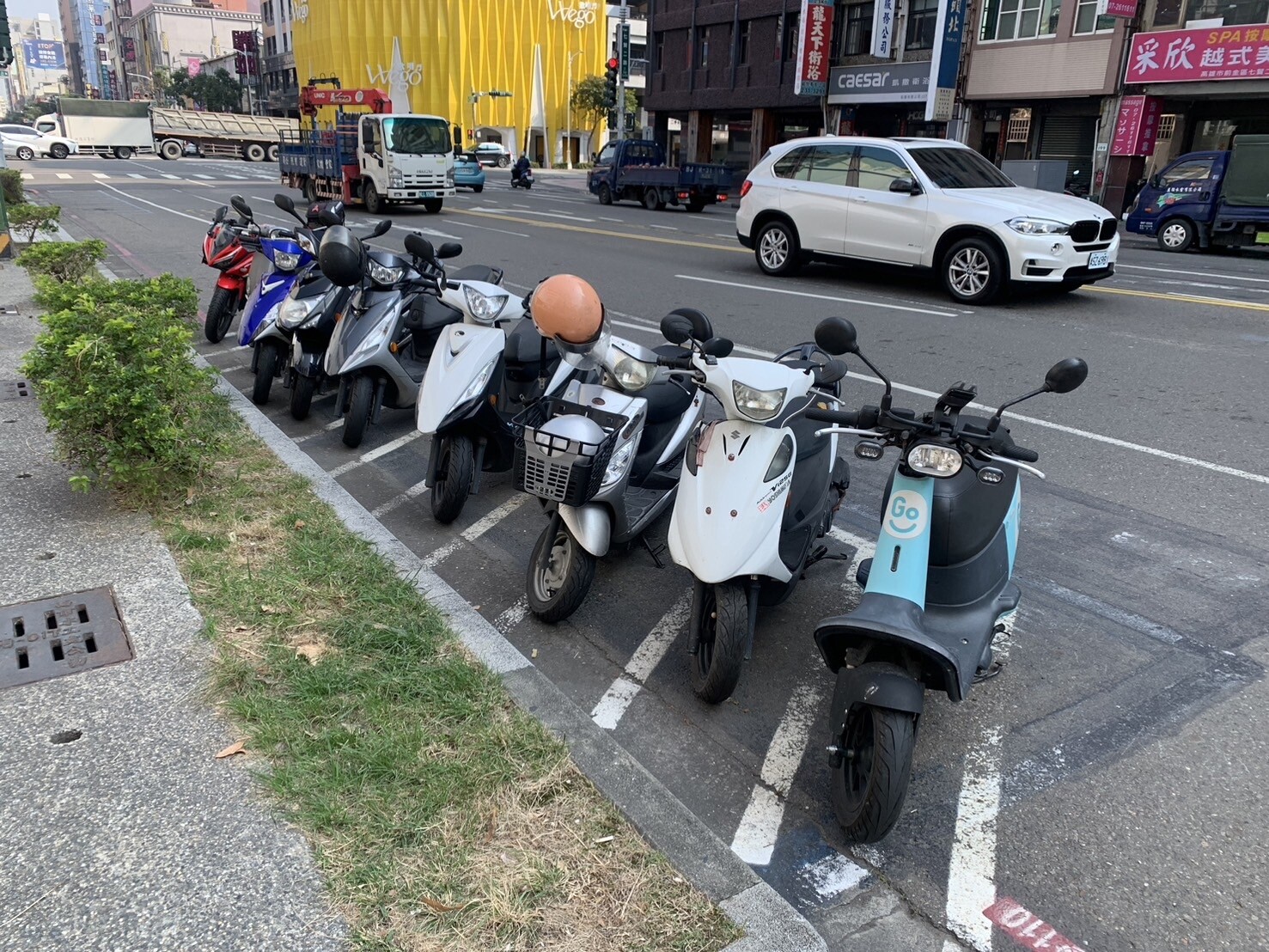 高雄目前斜角機車格僅兩處共566格，交通局表示會持續視交通環境及地方需求規畫各式停車格位。記者宋原彰／攝影 
