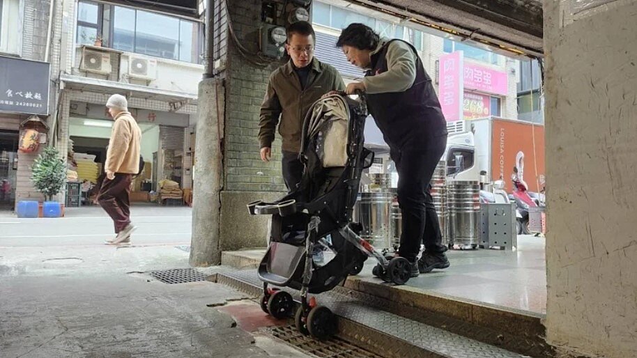 基隆愛四路廟口夜市至仁二路騎樓整平,3月展開改善通行環境。圖/議員鄭文婷提供