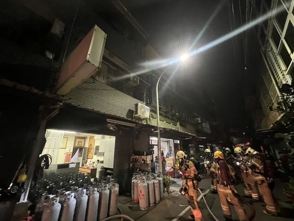 台南永康瓦斯行起火,數以百計桶裝瓦斯因消防員及時滅火未延燒。圖/讀者提供