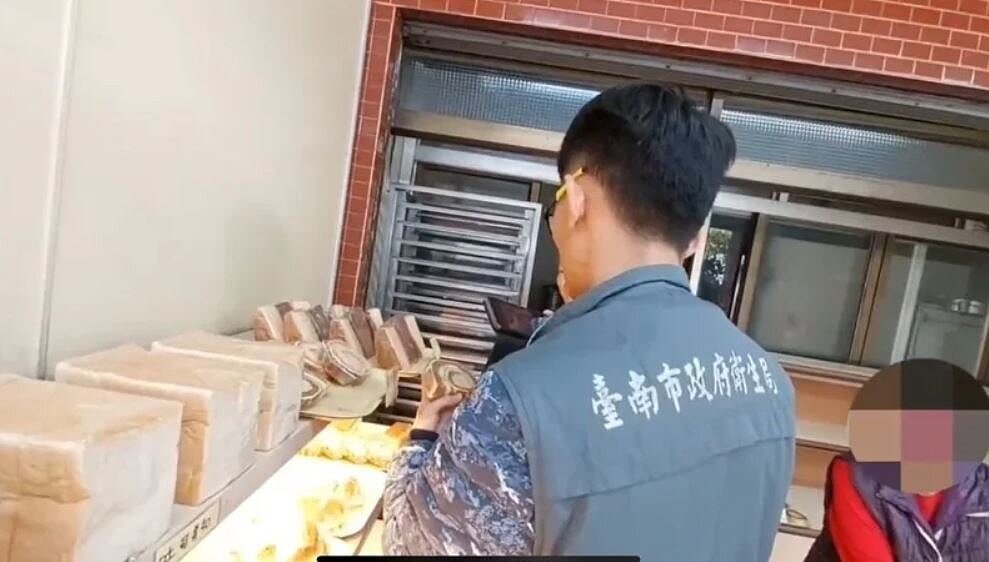 民眾反映買到的麵包疑似發霉,南市衛生局稽查烘焙坊。圖/台南市衛生局提供