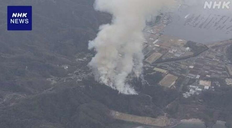 日本廣島縣江田島市17日上午發生山林大火。取自NHK影片