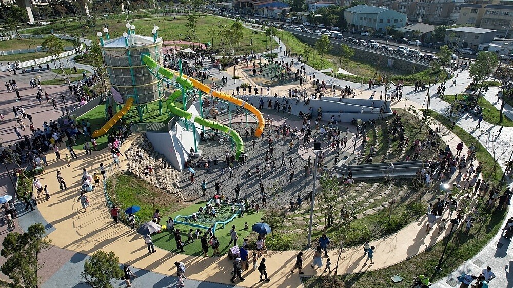 太平區馬卡龍公園擁有高達11公尺的最高溜滑梯及特色遊戲場。圖／中市府提供