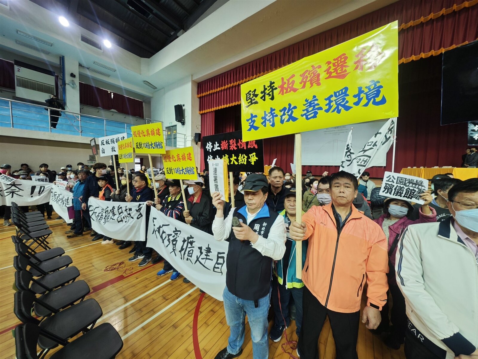 議員周勝考今在板殯優化說明會第二場時,持續率領民眾抗議板殯改建。記者李定宇/攝影