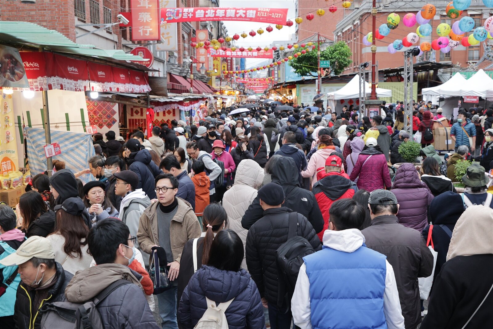 台北迪化街年貨大街今年全面禁菸，活動上周六熱鬧登場，首周衛生局取締8人抽菸，甚至有一整天都沒人違規，環保局抓亂丟菸蒂件數也比去年減少2成7。本報系資料照／記者潘俊宏攝影 