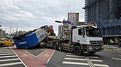 捷運蘆洲站外十字路口大型吊車滑墜地　砸出一道溝