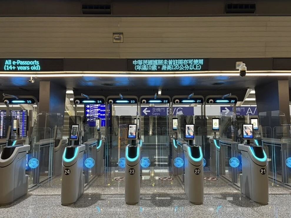 移民署已妥善加派人力,投入第一線旅客通關疏運工作,同時鼓勵民眾善用新世代e-Gate,凡年滿10歲且身高120公分以上持晶片護照的國人,及具有外僑居留證的外來人口,可直接在e-Gate閘道內完成註冊及通關。圖/內政部提供