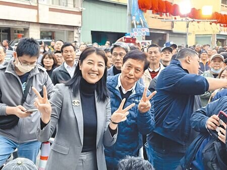 南投縣長許淑華(前排左一)認為,這次簡賜勝(前排左二)贏得草屯鎮長補選,不僅是簡經營基層的肯定,還有競選團隊勤奮的結果,批評綠營把主軸拉高到大罷免,實在是很失敗的例子。(楊靜茹攝)