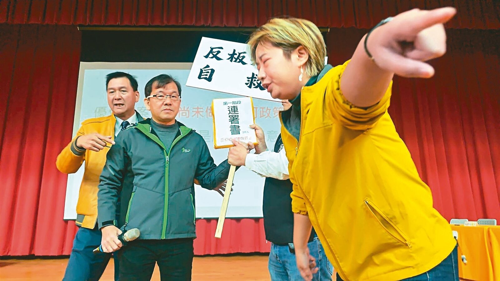 新北議員黃淑君（右一）衝上講台欲搶民政局長林耀長（左二）麥克風，引發衝突。記者李定宇／攝影 