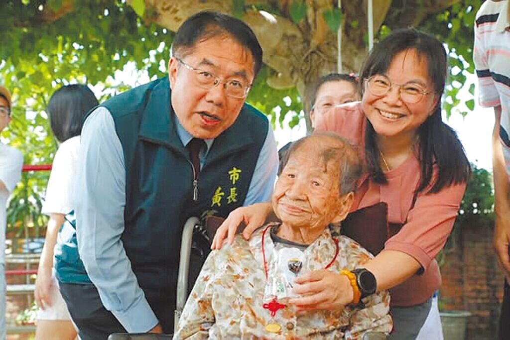 西港區傳奇人物黃煙(中)去年以112歲成為台南最高齡人瑞,還接受台南市長黃偉哲(左一)慰問,17日在家安詳離世,享嵩壽113歲。圖/台南市民政局提供