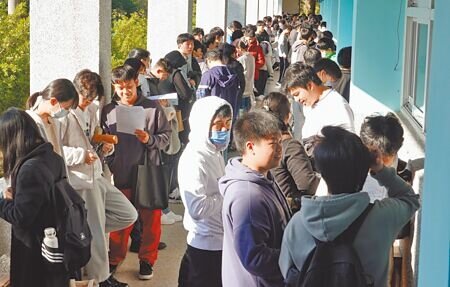 大學學測18日登場,考生們在走廊上等候鈴響準備入場應試。(姚志平攝)