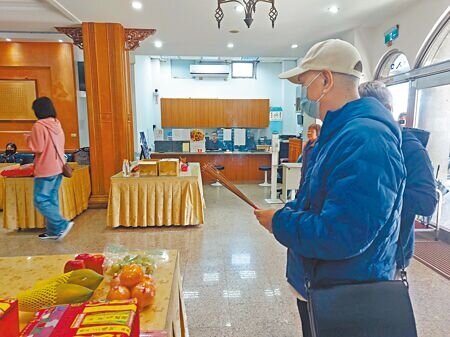 死刑犯黃麟凱16日晚間槍決伏法,受害者家屬王爸爸18日上午前往納骨塔祭拜妻女。(張鎧乙攝)